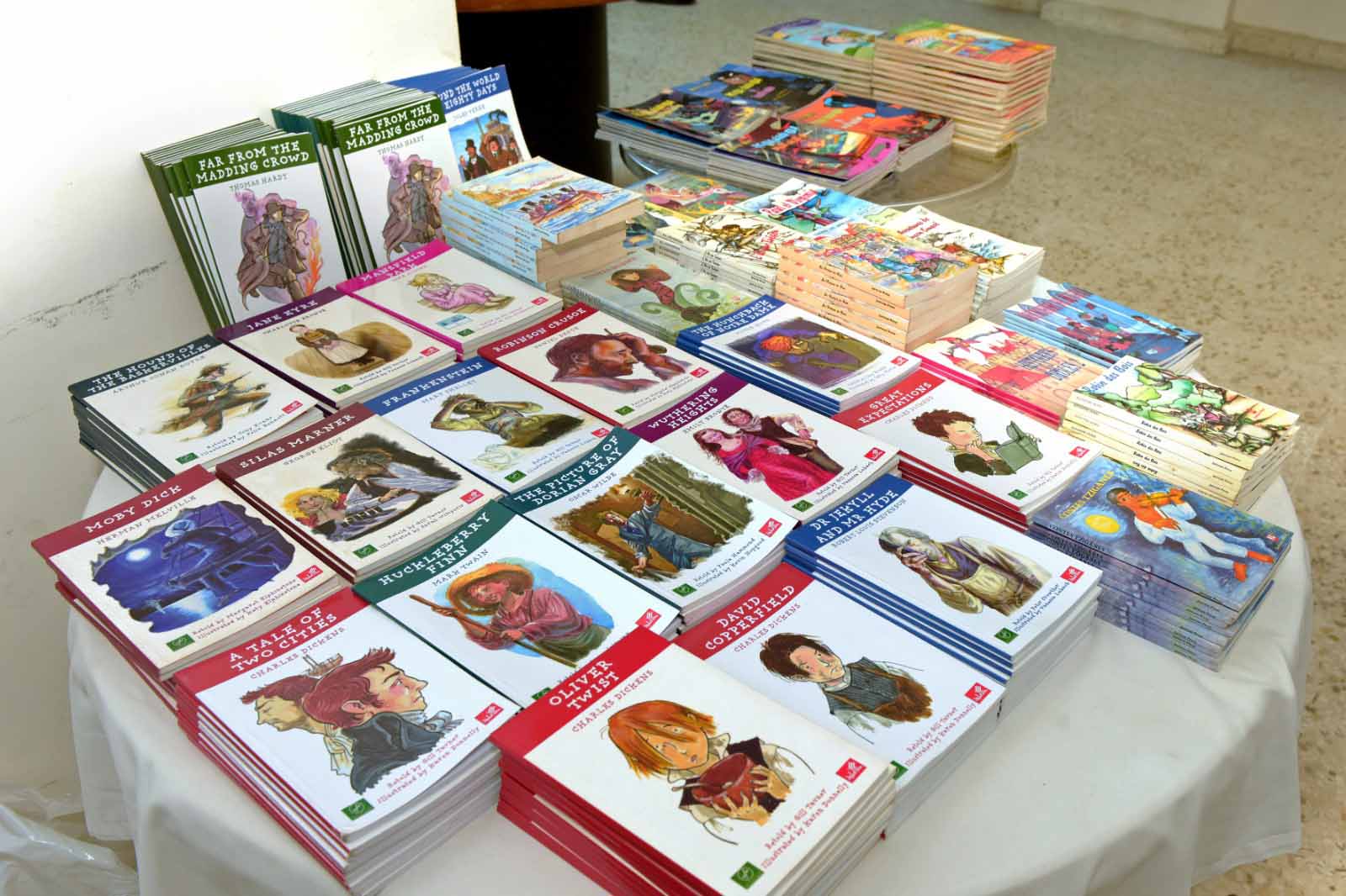 لتشجيع الناشئة على المطالعة والقراءة مجموعة متنوعة من الاصدارات الثقافية قدمت لمؤسسة الطوارىء في مدينة الميناء / طرابلس