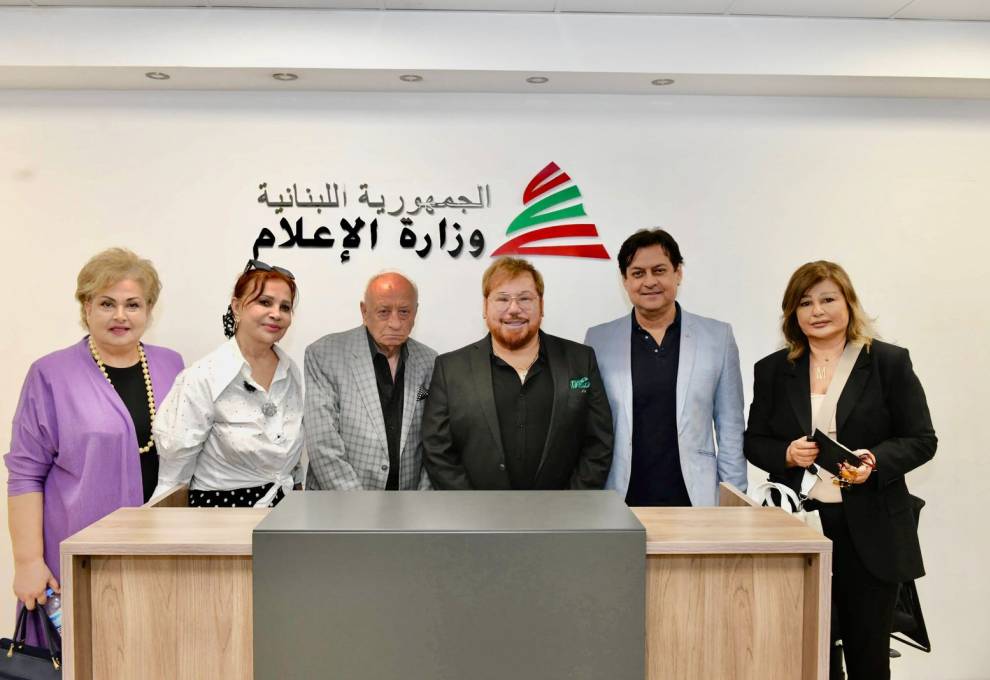 وزير الإعلام يرعى مهرجان الزمن الجميل: احتفاء رسمي بفنّ الكبار في دورته الثامنة
