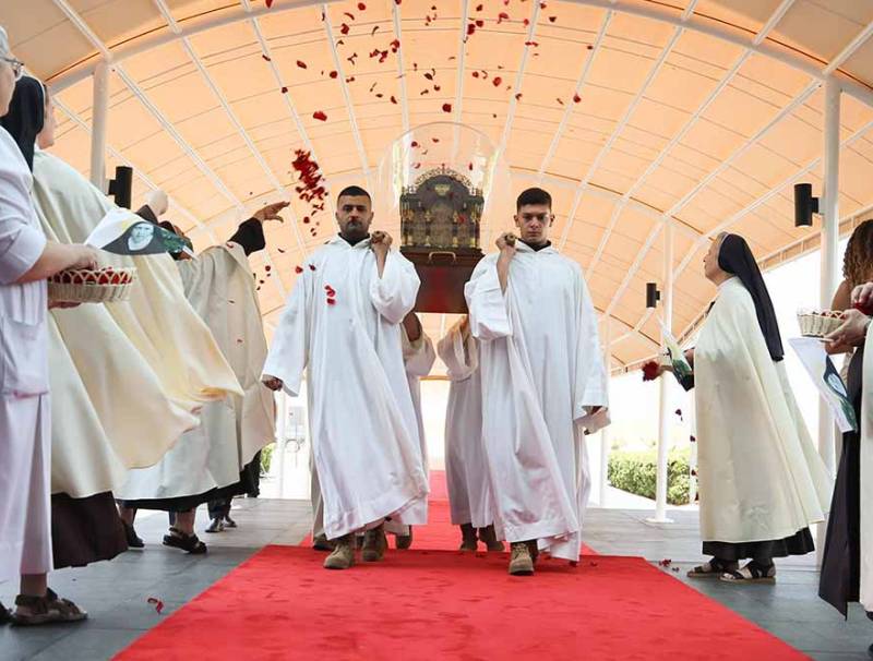 ذخائر القدّيسة تريزيا الطفل يسوع في زيارة تاريخية إلى لبنان في مئوية إعلان قداستها