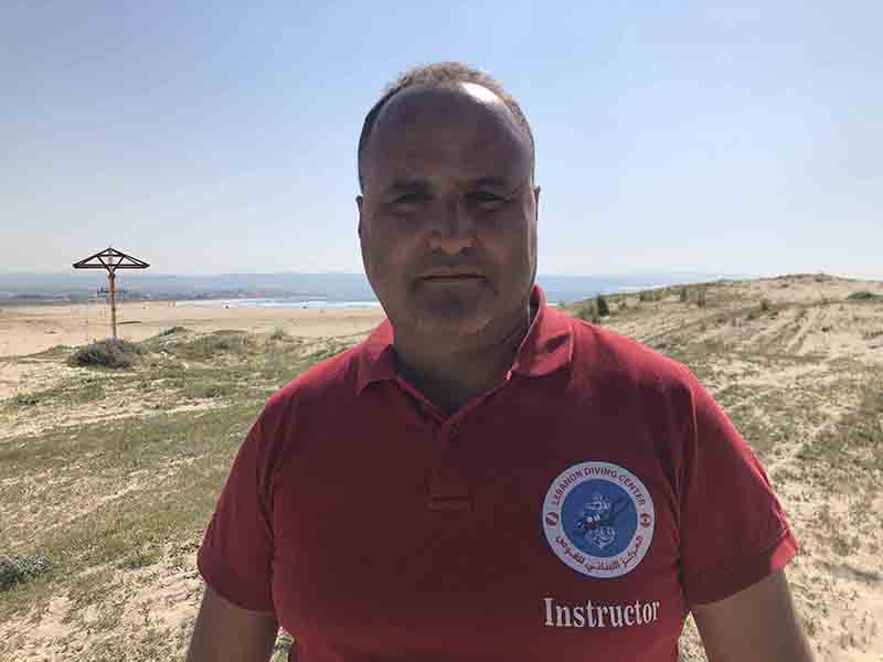 فريق المركز اللبناني للغوص يقوم بعمليات مسح وكشف للمناطق الملوثة بالبقع النفطية