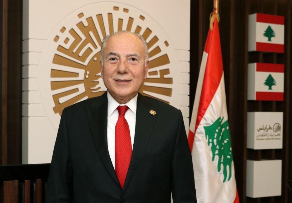 رحّب رئيس غرفة التجارة والصناعة والزراعة في طرابلس والشمال، السيد توفيق دبوسي، بقرار دولة الإمارات العربية المتحدة رفع حظر السفر عن مواطنيها إلى لبنان، واصفاً هذه الخطوة بأنها "بارقة أمل لإعادة وصل ما انقطع وتعزيز أواصر الأخوة والتعاون بين البلدين الشقيقين".    وأكد دبوسي في تصريح له أن هذا القرار " يشكل دفعاً إيجابياً باتجاه توثيق العلاقات الثنائية، ويفتح آفاقاً واسعة أمام التبادل السياحي والاقتصادي والثقافي، كما يُمهّد الطريق أمام عودة الثقة العربية إلى لبنان. وأعرب عن أمله في أن يُعمّم هذا القرار على باق