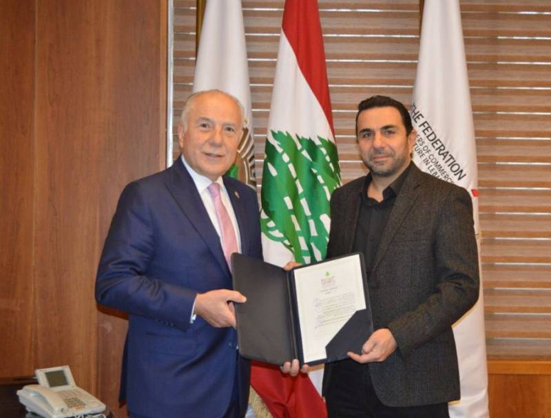 دبوسي يسلم ريفي شهادة الملكية الفكرية لسفير الشمال