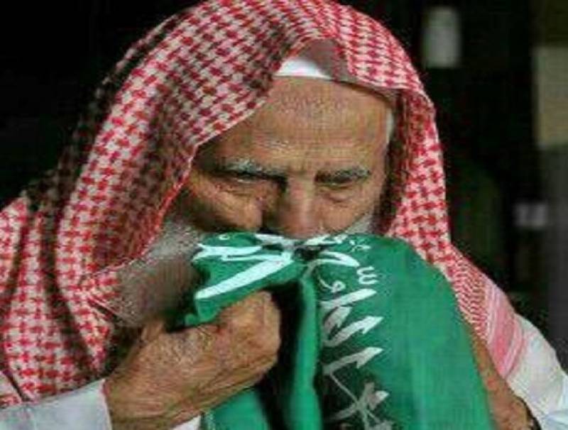 إصابة صاحب الصورة الشهيرة بتقبيل العلم السعودي بكورونا