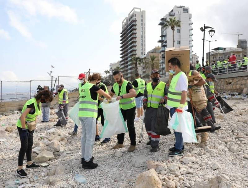 ورشة لتنظيف واجهة بيروت البحرية نظمتها حملة دفى
