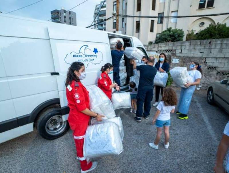 جمعية أكيد فينا سوا وزعت وسادات وألحفة على متضرري انفجار المرفأ صنعتها سيدات من طرابلس