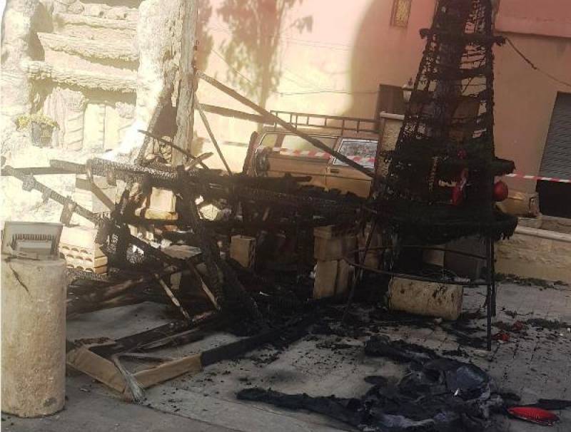 حرق شجرة الميلاد في جديدة الفاكهة ومحاولة حرق أخرى في المعلقة الزيتون