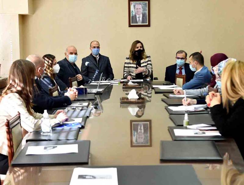 اجتماع بين عبد الصمد وحسن والبزري بحث في مضمون مسودة خطة إعلامية أعدتها وزارة الإعلام حول اللقاح