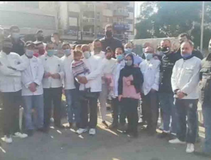 اعتصام للعاملين في مطاعم طرابلس إحتجاجا على عدم استثنائهم من الاقفال