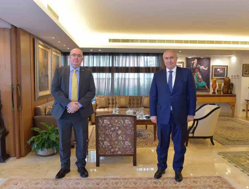 مخزومي استقبل سفير بريطانيا: أهمية الضغط من أجل تشكيل حكومة من مستقلين فعليا