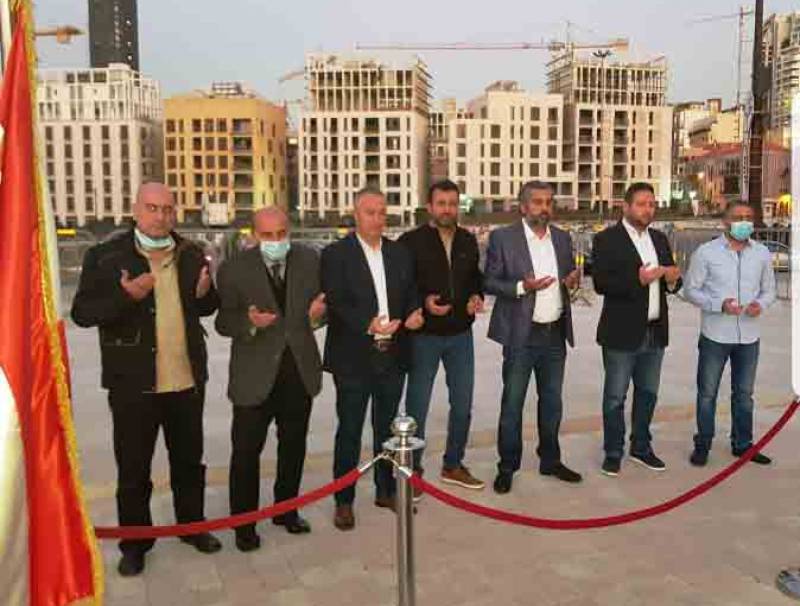 وفد من نادي النجمة الرياضي قرأ الفاتحة على ضريح الرئيس الحريري